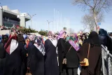 حشد يفوق العشرة آلاف سيدة تظاهرن في 5 مارس / آذار 2017 تأييداً لرجب طيب أردوغان وحزب العدالة والتنمية خلال مهرجان سياسي نظمته جمعية النساء والديمقراطية KADEM . ولقد نجح حزب العدالة والتنمية في كسب مودة الناخبات المحافظات برفعه الحظر عن عمل المحجبات في المؤسسات الحكومية والدراسات الجامعية. كما سمحت السلطات مؤخراً برداء حجاب الرأس في قوات الشرطة والجيش أيضاً.
