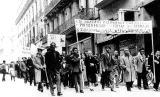 الجمهوريون الإسبان يتظاهرون إلى جانب العمال الجزائرين في الأول من مايو/أيار 1946.