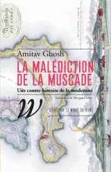 L'image présente la couverture d'un livre intitulé "La malédiction de la Muscade" d'Amitav Ghosh. Le design de la couverture inclut des éléments graphiques évoquant une carte, avec des illustrations colorées de paysages. Le titre est en grand et en rose, ce qui attire l'œil. En bas, on trouve des indications sur la collection et le traducteur, indiquant que le livre fait partie de la collection "Le Monde qui vient". L'ensemble évoque une thématique historique et moderne.