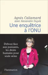 Couverture de livre avec une femme regardant droit devant, portrait sérieux, titre en haut.