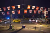 علاوة على سيطرته شبه التامة على وسائل الإعلام في البلاد فإن تيار ال “نعم” يحتل اللافتات والمساحات العديدة في تركيا. لقد غطت اسطنبول الرايات والأعلام التي تحمل شعار:“الشعب إلى الأبد، خياره”نعم“”.