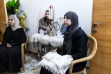 Jasmine e Basma posano vicino alla foto di Yusuf, ucciso dall'esercito israeliano. Jenin, Maggio 2024. 