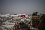 Le centre de distribution de l'aide internationale est situé à la périphérie de la ville d'Ismaïlia, à deux~heures au nord de la ville du Caire. Des centaines de cartons d'aide, de tentes et d'autres produits de première nécessité y sont stockés sous le soleil et dans des hangars. À ce jour, seuls quelques camions ont réussi à entrer dans la bande de Gaza par le point de passage de Rafah.