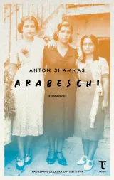 L'image montre la couverture d'un livre intitulé "Arabeschi" de l'auteur Anton Shammas. On y voit une photographie en sépia de trois femmes debout, probablement prises dans les années 1930. Elles sont vêtues de robes traditionnelles et affichent des expressions souriantes. Le titre du livre et le nom de l'auteur sont bien visibles, avec une typographie distinctive, tandis que le bas de la couverture mentionne le nom du traducteur. Le design général évoque un mélange de nostalgie et d'histoire.