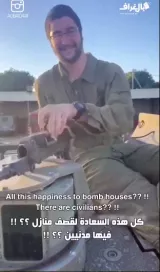Un sonriente soldado israelí prepara su munición para bombardear hogares y civiles palestinos en Gaza.