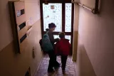 أنا منخرطة في العمل، مستقلة، عصرية، ومع ذلك فأنا مؤمنة. وفي كل الأحوال ماذا تعني كلمة “عصري” بالضبط؟ تسأل مليكة. وهي تأسف لانعدام التسامح والاحترام من قبل أعضاء التيار “الكمالي” (نسبة لكمال أتاتورك): “أضيق بقولهم إننا لسنا إلا نعاجاً، مما يدل على استخفافهم بأغلبية الشعب. هذا النوع من التسميات يثير الضغائن”. ولقد خسرت مليكة العديد من الفرص المهنية بسبب قناعاتها السياسية، كما حصل خلال مقابلتها لأكاديميين ذوي ميول “كمالية”.