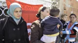 هالة خليفة وسامِية مبروك أمامَ مصنَعِ ماموتكس
