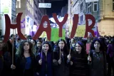 في 8 آذار/ مارس الأخير، تظاهرت آلاف النساء في شارع الاستقلال الشعبي في قلب اسطنبول. زنينب وصديقاتها من جامعة إسطنبول مشين على وقع هتافات “كلا ...معناها ...كلا” وشعارات أخرى تناصر حقوق المرأة.