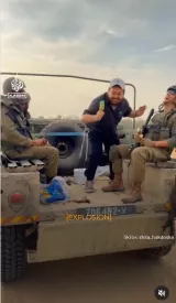 La influencer Shita Hakdosha come un helado con soldados israelíes mientras observa el bombardeo de Jan Yunes, en la Franja de Gaza.