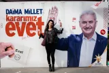Mehlika, 36 ans, est diplomée d'un master en traduction. Elle poursuit actuellement une thèse sur l'analyse des médias étrangers qui traitent de la politique en Turquie. Ce qui importe pour Mehlika : « c'est que mon peuple et mon pays soient indépendants face aux pays occidentaux ». Elle ajoute : « il est facile de devenir pro-Erdogan quand on voit comment l'Europe nous humilie. Les médias déforment sans cesse ses propos, on essaye toujours de le diaboliser ! »