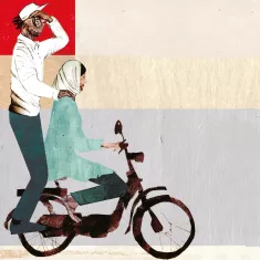 L'image représente deux personnes sur une moto : un homme au chapeau, souriant, se tient derrière une femme portant un foulard. Le fond est composé de couleurs neutres et texturées.