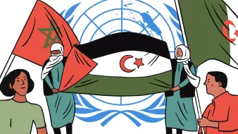 L'image montre plusieurs personnes tenant un drapeau qui combine les couleurs et les symboles du Maroc et de l'Algérie, au centre d'un grand drapeau. En arrière-plan, on voit le logo des Nations Unies. Les personnes sont représentées dans un style illustratif, certaines portant des vêtements traditionnels, et leur expression semble engagée. L'image évoque des thématiques de débats ou de conflits diplomatiques entre les pays représentés.