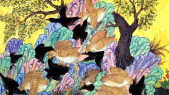 Des oiseaux noirs et dorés volent parmi des collines colorées sous un ciel jaune.