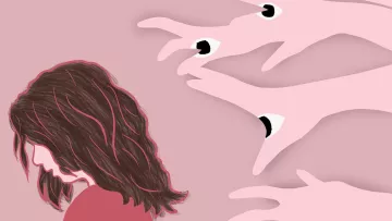 L'immagine raffigura una figura femminile con capelli scuri e lunghi, inclinata in avanti e con un'espressione di tristezza o introspezione. Sullo sfondo rosa, si ergono diverse mani stilizzate che sembrano allungarsi verso di lei, ognuna con un occhio disegnato nel palmo. Questo crea un contrasto tra la figura solitaria e le mani che sembrano simboleggiare osservazione o pressione, evocando un senso di vulnerabilità. L'uso dei colori e delle forme suggerisce una sensazione di inquietudine e introspezione.