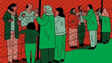 L'image montre un groupe de personnes se tenant près d'une clôture. Plusieurs individus, dont des femmes portant des vêtements traditionnels, sont en interaction avec des personnes de l'autre côté de la clôture. L'arrière-plan est rouge, tandis que les personnages portent des vêtements verts. Il semble y avoir une atmosphère de séparation et d'échange, où des gestes et des expressions indiquent des émotions fortes. L'ensemble de la scène évoque des thèmes de séparation et de communication à travers une barrière.