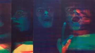 Visages aux expressions saisies dans des couleurs vives, évoquant une émotion forte.