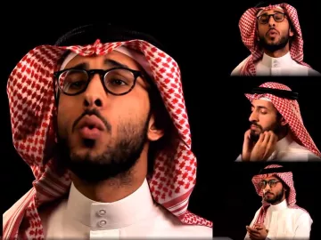 L'image présente un homme portant un thobe blanc et un ghutrah rouge et blanc. Il a des lunettes et est montré dans différentes poses. Dans certaines, il semble chanter ou exprimer des émotions, tandis que dans d'autres, il touche sa barbe ou utilise son téléphone. L'arrière-plan est sombre, ce qui met l'accent sur son visage et ses gestes.