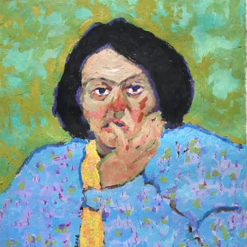 Portrait d'une femme au regard pensif, vêtue d'une blouse bleue et d'un collier jaune.