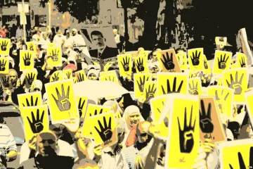 L'image montre une grande manifestation avec de nombreuses personnes rassemblées. Elles tiennent des panneaux jaunes avec un symbole représentant une main levée, souvent associée à des mouvements de protestation. Les participants sont majoritairement habillés en vêtements clairs. En arrière-plan, on peut voir des arbres et des bâtiments, ce qui suggère que la manifestation se déroule en milieu urbain. L'atmosphère semble être à la fois déterminée et engagée, avec un fort esprit de solidarité parmi les manifestants.