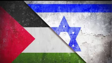این تصویر شامل دو پرچم است که به صورت مورب کنار هم قرار گرفته‌اند. در سمت چپ، پرچم فلسطین با رنگ‌های قرمز، سیاه و سبز نمایش داده شده است. در سمت راست، پرچم اسرائیل دیده می‌شود که شامل رنگ سفید و آبی و ستاره داوود است. پس‌زمینه تصویر ظاهری قدیمی و آسیب‌دیده دارد که به آن حس تاریخ و تنش‌های موجود را می‌دهد.