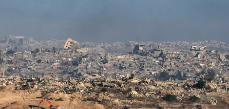 Un paesaggio distrutto, edifici in rovina e macchine operativo nel caos di un conflitto.