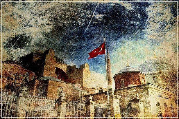 الصورة تظهر مبنيًا تاريخيًا، وهو يبدو ككنيسة أو مسجد قديم، مع سماء ملبدة بالسحب. يوجد في الصورة علم تركيا يرفرف بفخر بجوار المبنى. يبدو أن هناك تأثيرًا فنيًا على الصورة مما أضفى عليها طابعًا قديمًا. سياج يحيط بالمبنى، مما يمنحه مظهرًا متينًا. تعكس الصورة جمال العمارة التاريخية والطبيعة المحيطة.
